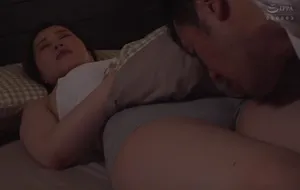 3 ngày gã chồng đi công tác, người vợ ở nhà nữa đêm bị bố ông xã mò vào phòng