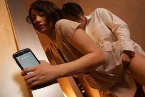 Cô vợ đi họp lớp rồi nắc với nyc mặc cho ông xã ở nhà chờ