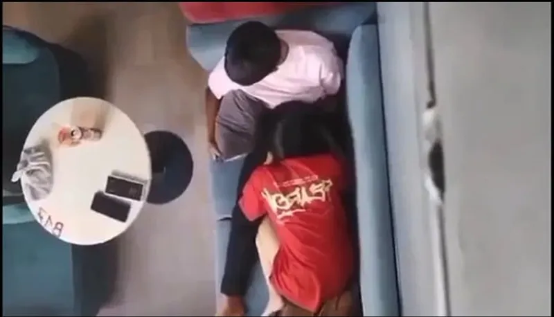 Quay lén bạn gái mút liếm cho cô bạn gái nơi công cộng