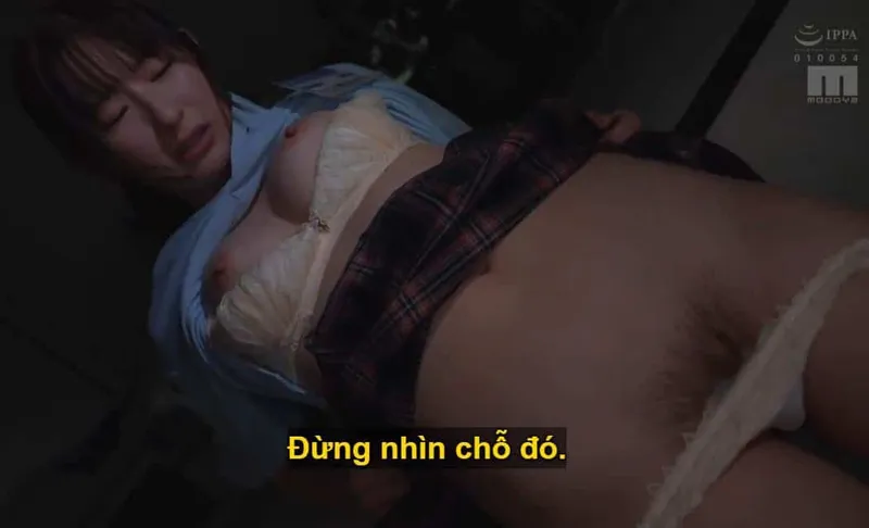 Sếp lớn đang mưu tính "xử đẹp" con nhỏ cấp dưới kiêu kỳ lười nhác, suốt ngày chỉ chăm chăm chat chit với trai.
